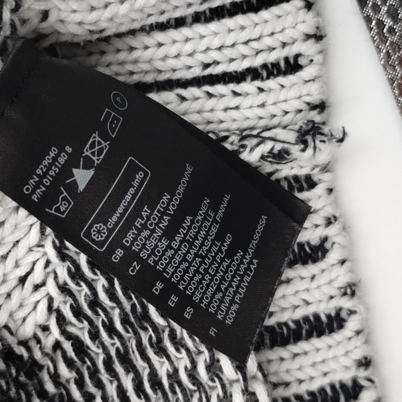 H&M divided black/White geometric print cardigan size medium - Picture 8 of 8